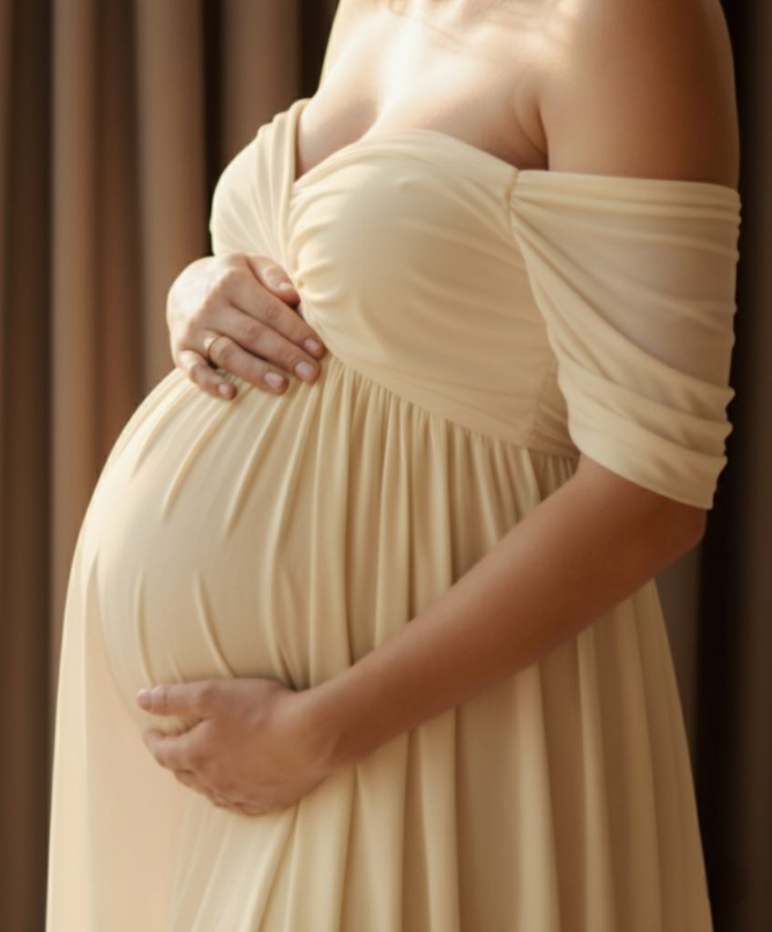 femme enceinte avec une robe jaune pâle