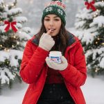 dame qui utilise la crème égyptian sur les lèvres