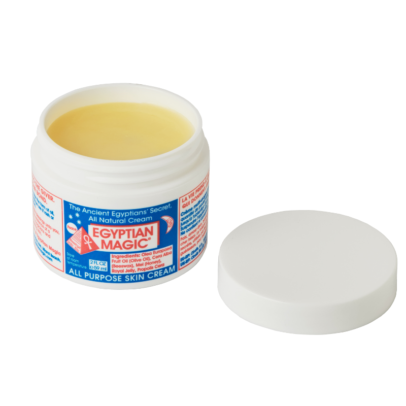 crème dans pot ouvert