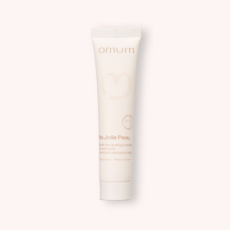 Une crème visage hydratante et rééquilibrante pour une peau saine, hydratée, unifiée. Enrichie en prébiotiques naturels, elle est idéale comme crème peau mixte, crème anti rougeur et crème anti bouton.